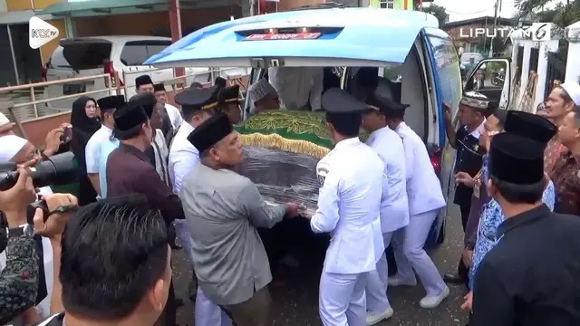 Jenazah mantan gubernur Jambi Zulkifli Nurdin tiba di rumah duka di Kota Jambi. Rencananya jenazah akan dimakamkan di pemakaman keluarga.