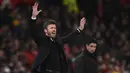 Setelah pensiun pada 2018, Michael Carrick bergabung sebagai staf pelatih The Red Devils, ia sempat menjabat sebagai pelatih sementara ketika Solskjaer tak lagi melatih MU. Tampak dalam foto, Michael Carrick saat masih menjadi pelatih sementara Manchester United memberi isyarat di pinggir lapangan selama pertandingan sepak bola Liga Premier Inggris melawan Arsenal di Old Trafford, Manchester, Inggris barat laut, pada 2 Desember 2021. (Oli SCARFF/AFP)