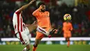 Gelandang Liverpool, Mohamed Salah, berebut bola dengan bek Stoke, Erik Pieters, pada laga Premier League di Stadion Bet365, Stoke-on-Trent, Rabu (29/11/2017). Stoke kalah 0-3 dari Liverpool. (AFP/Geoff Caddick)