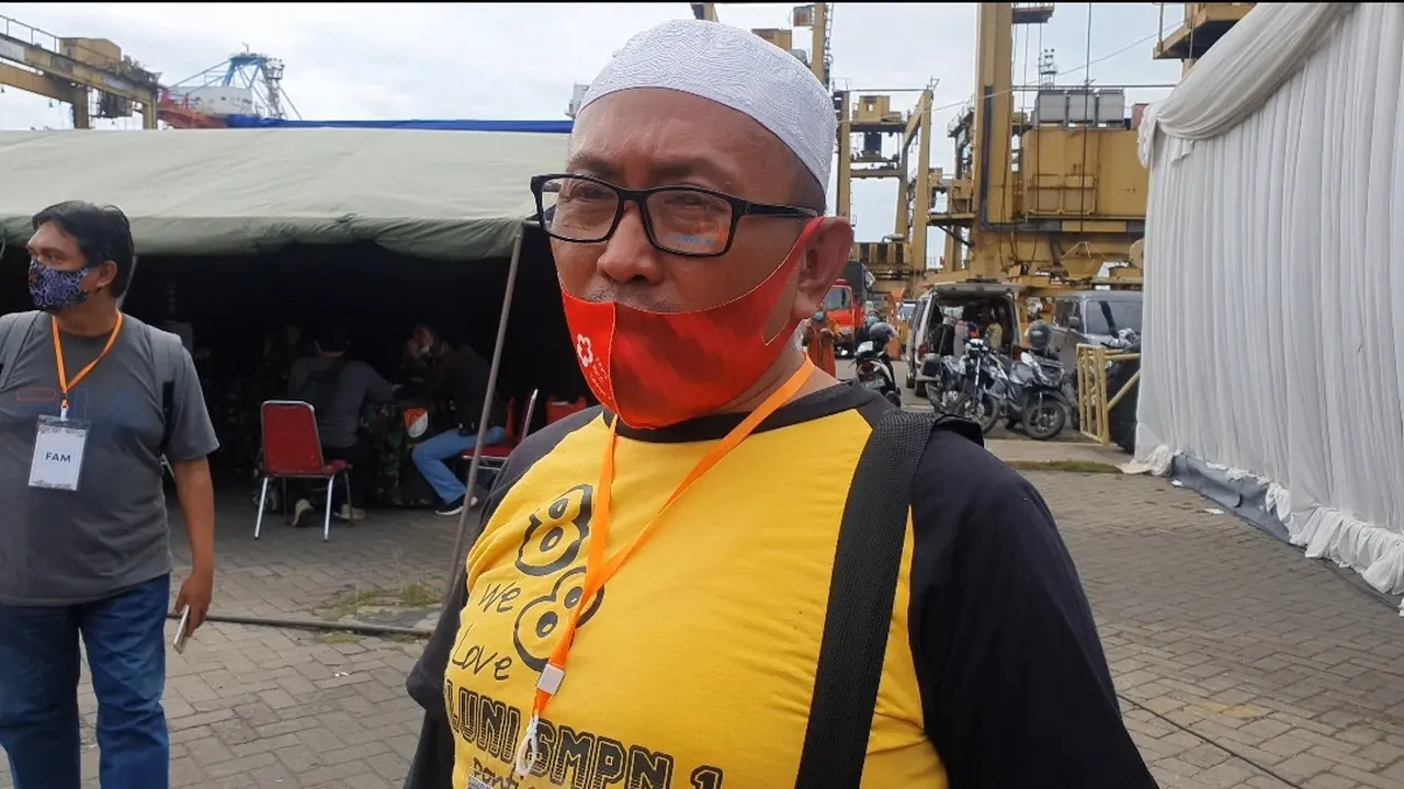 Syarif Rafiq (49) datang untuk mencari istrinya yang menumpang Sriwijaya Air SJ 182