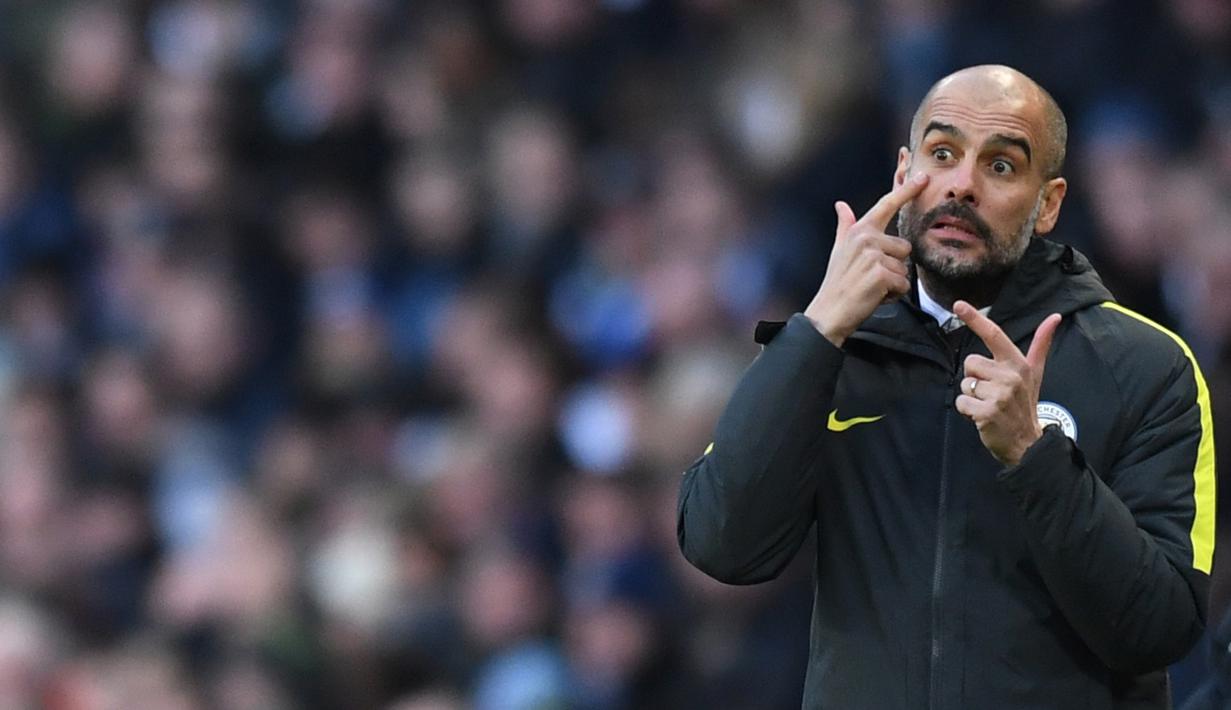 Gaya pelatih Manchester City, Pep Guardiola memberikan arahan kepada anak asuhnya saat melawan Burnley pada lanjutan Premier League di Etihad Stadium, (2/1/2017).  (Reuters/Anthony Devlin)