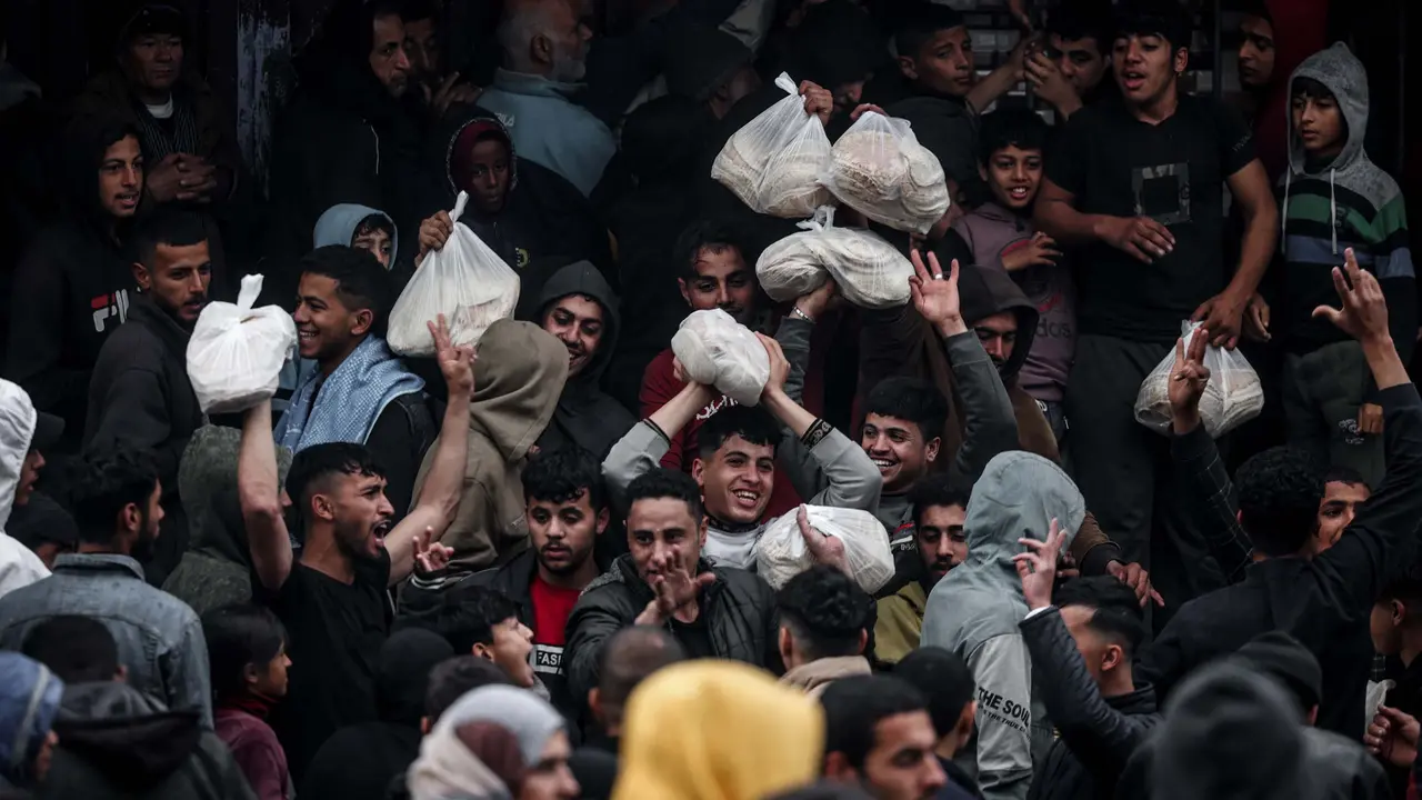 Warga Palestina Serbu Toko Roti di Rafah