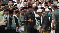 Presiden Joko Widodo bersilaturahmi dengan para kiai dan habib se-Jadetabek di Istana Negara, Jakarta, Kamis (7/2). Kepada Jokowi, para ulama dan habib mengaku prihatin atas merebaknya fitnah dan hoaks yang memicu perpecahan. (Liputan6.com/Angga Yuniar)