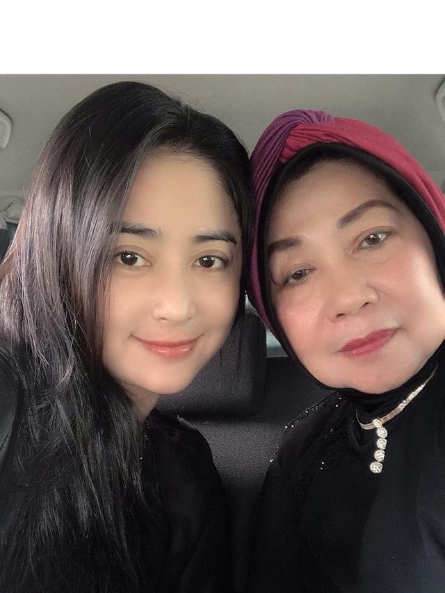 Dewi Perssik dan ibunya.