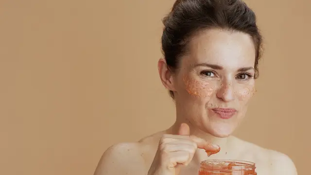 Iritasi Scrub Wajah Nggak Boleh Diabaikan, Simak Fakta Penting dan Solusi Perawatan yang Bisa Dicoba