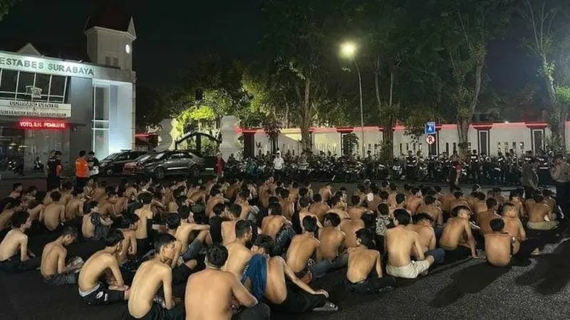 Ratusan pemuda dari sebuah perguruan silat diamankan di Polrestabes Surabaya.(Foto: humas polri)