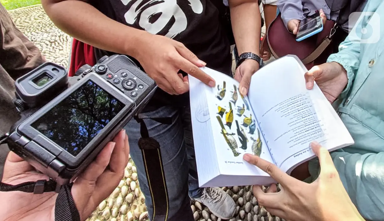 Peserta mengamati keanekaragaman hayati di Taman Suropati, Jakarta,(21/5/2022). Pengamatan burung pada Hari Keanekaragaman Hayati Sedunia yang mengusung tema “Building a shared future for all life” mengajak manusia yang hidup di bumi untuk turut melindungi keberlangsungan keanekaragaman hayati.  (Liputan6.com/Fery Pradolo)