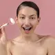 Face roller giok bisa menjadi tambahan sederhana dalam rutinitas skincare. (Foto/Dok: Magnific)