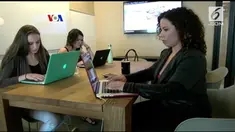 Teknologi digital telah mengubah cara orang bekerja dan bertempat tinggal. VOA