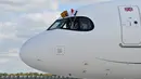 Pilot mengibarkan bendera Kerajaan Inggris dan Prancis dari kokpit pesawat yang mengangkut Raja Inggris Charles III dan Ratu Inggris Camilla saat mendarat di Bandara Orly pada 20 September 2023. (Miguel MEDINA/POOL/AFP)