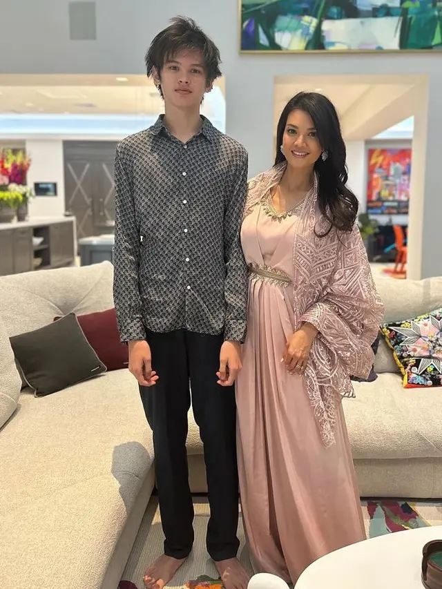 Penampilan Farah Quinn saat Buka Puasa di Rumah Amerika Serikat. [@farahquinnofficial]