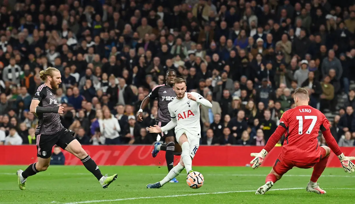 Pemain Tottenham Hotspur, James Maddison, mencetak gol ke gawang Fulham pada laga Liga Inggris di Stadion Tottenham Hotspur, Selasa (24/10/2023). (AFP/Glyn Kirk)