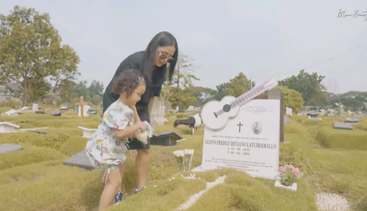 Momen Gewa saat menabur bunga diatas makam pusara sang ayah pertama kalinya. Seperti diketahui, saat Glenn meninggal dunia, Gewa baru berusia dua bulan. [Youtube/Mutia Ayu]