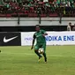 Penggawa Persebaya Surabaya Ferinando Pahabol (kanan) beraksi pada laga Grup C Piala Presiden melawan PS TNI di Gelora Bung Tomo, Kamis (18/1/2018). (Liputan6.comDimas Angga P)