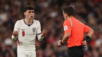 Pemain Timnas Inggris, Phil Foden, memprotes wasit dalam pertandingan persahabatan internasional melawan Jepang di Wembley Stadium, Rabu (1/4/2026) dini hari WIB. (Adrian Dennis / AFP)