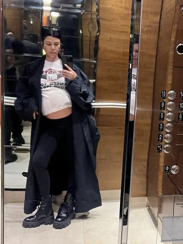 Gaya Kourtney Kardashian Pamer Baby Bump
