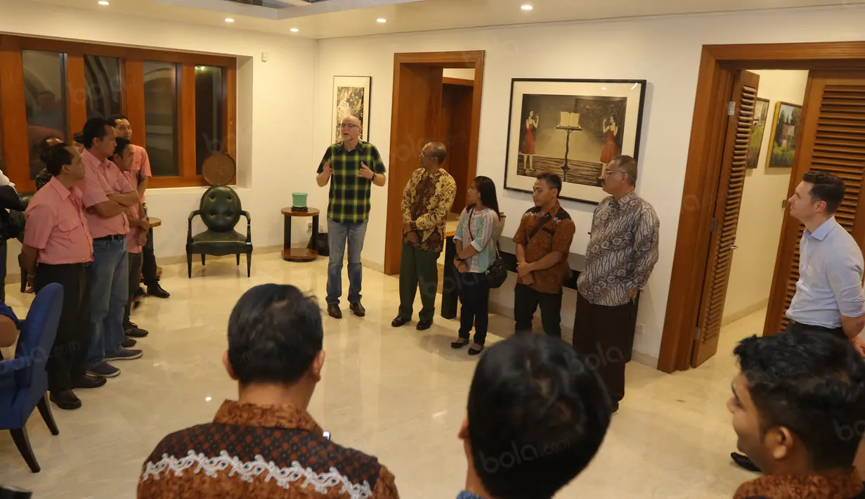 Duta Besar Australia untuk Indonesia, Paul Grigson (baju Kotak) memberikan sambutan saat menjamu atlet angkat besi Eko Yuli dan Irawan dan sri Wahyuni di kediamannya,  Jakarta, Senin (5/9/2016). (Bola.com/Nicklas Hanoatubun)
