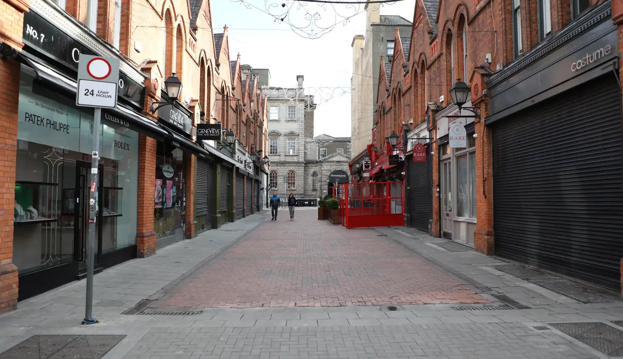 Sejumlah toko tutup setelah pemberlakuan karantina wilayah (lockdown) nasional di tengah penyebaran kembali COVID-19 di Dublin, Irlandia (22/10/2020). Mulai Kamis (22/10), Irlandia memberlakukan lagi lockdown nasional akibat penyebaran kembali COVID-19 di negara tersebut. (Xinhua)