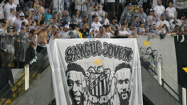 Foto: Momen Haru Neymar Saat Reuni di Klub Masa Kecilnya, Cium Lapangan hingga Teteskan Air Mata