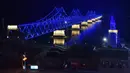 Suasana  Jembatan Persahabatan saat malam terlihat dari kota Dandong di provinsi Liaoning, China (22/2).  Kim Jong Un dan Donald Trump akan melakukan pertemuan di Vietnam pada 27 Februari. (AFP Photo/Greg Baker)