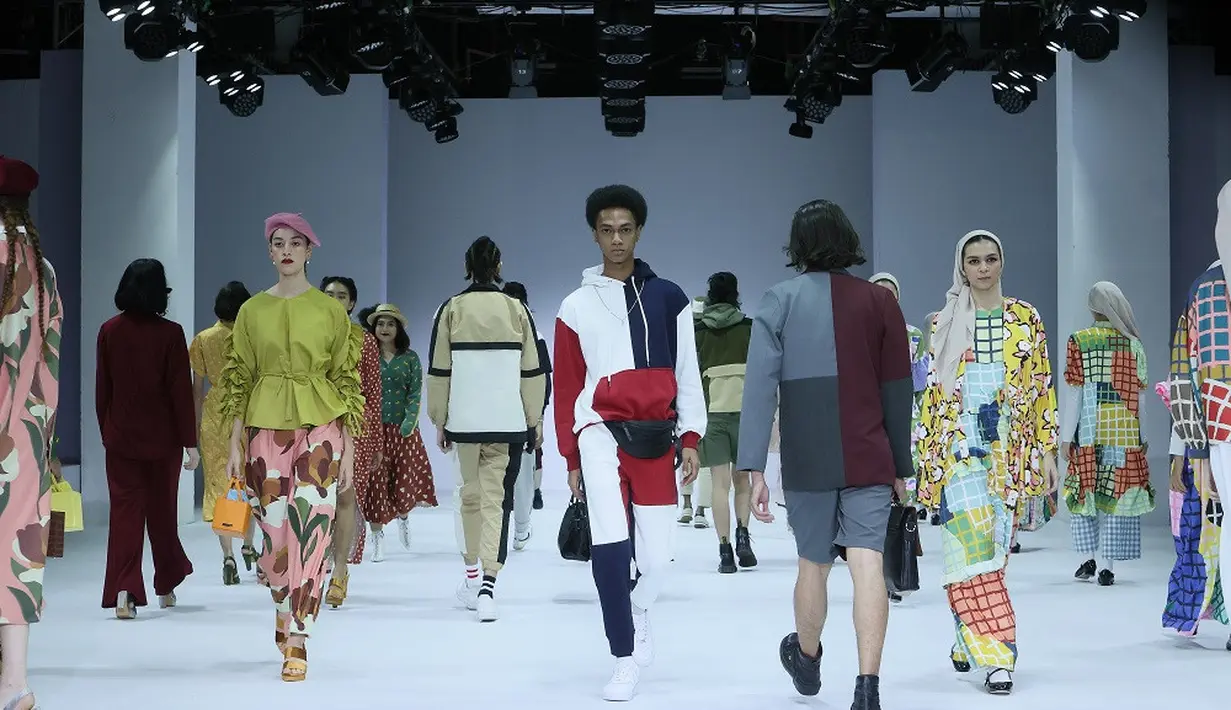 Tahun ini, Lazada merangkul 9 desainer berbakat Tanah Air untuk menampilkan koleksi eksklusifnya di Lazada. (JFW).