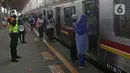 Petugas keamanan memandu calon penumpang KRL Commuterline di Stasiun Depok Lama, Depok, Jawa Barat, Selasa (9/6/2020). Stasiun Depok Lama terpantau lengang pada hari kedua dibukanya aktivitas perkantoran di Jakarta pada masa transisi Pembatasan Sosial Berskala Besar. (Liputan6.com/Herman Zakharia)