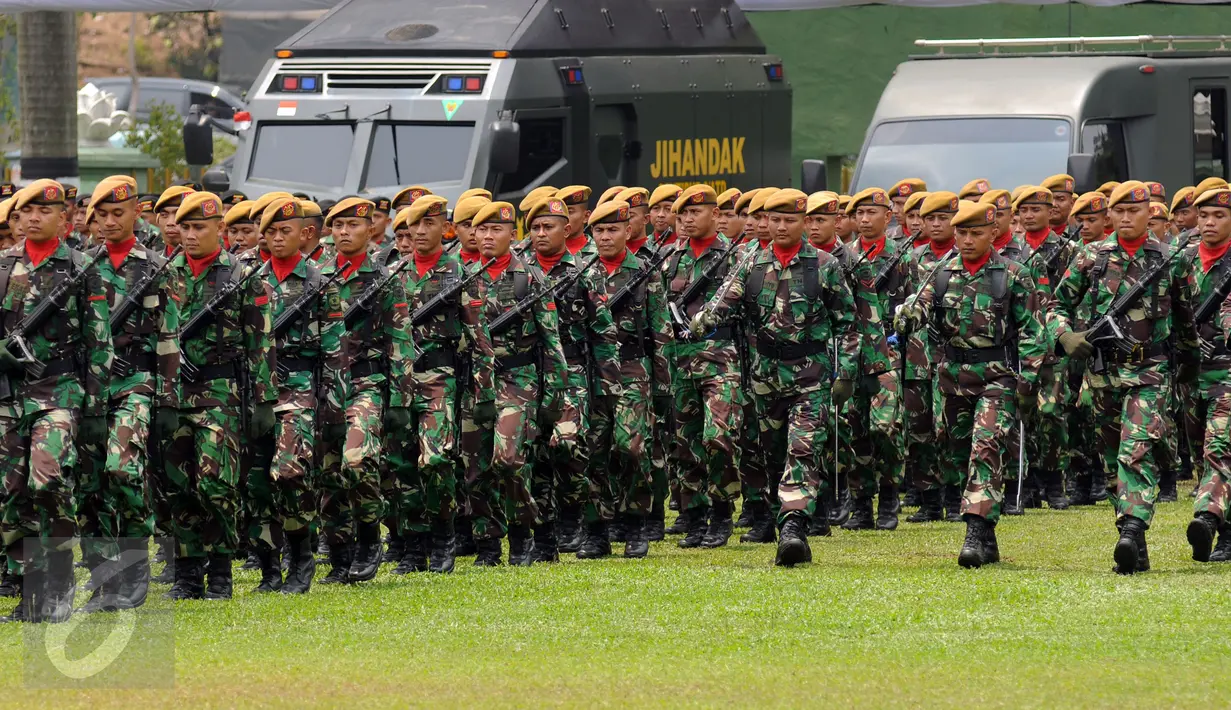 Personil TNI bersiap mengikuti Apel Bersama Satuan Jajaran Kodam Jaya di Makodam Jaya, Jakarta, Kamis (17/9/2015). Apel diiringi serah terima jabatan Pangdam Jaya dari Letjen TNI Agus Sutomo ke Mayjen Teddy Lhaksmana WK. (Liputan6.com/Helmi Fithriansyah)