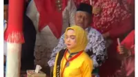 Viral Mayoret Berhijab Pakai Rok Mini Asyik Berjoget Tuai Kecaman, Warganet Pun Malu Melihatnya.&nbsp; foto: Instagran @nenktainment