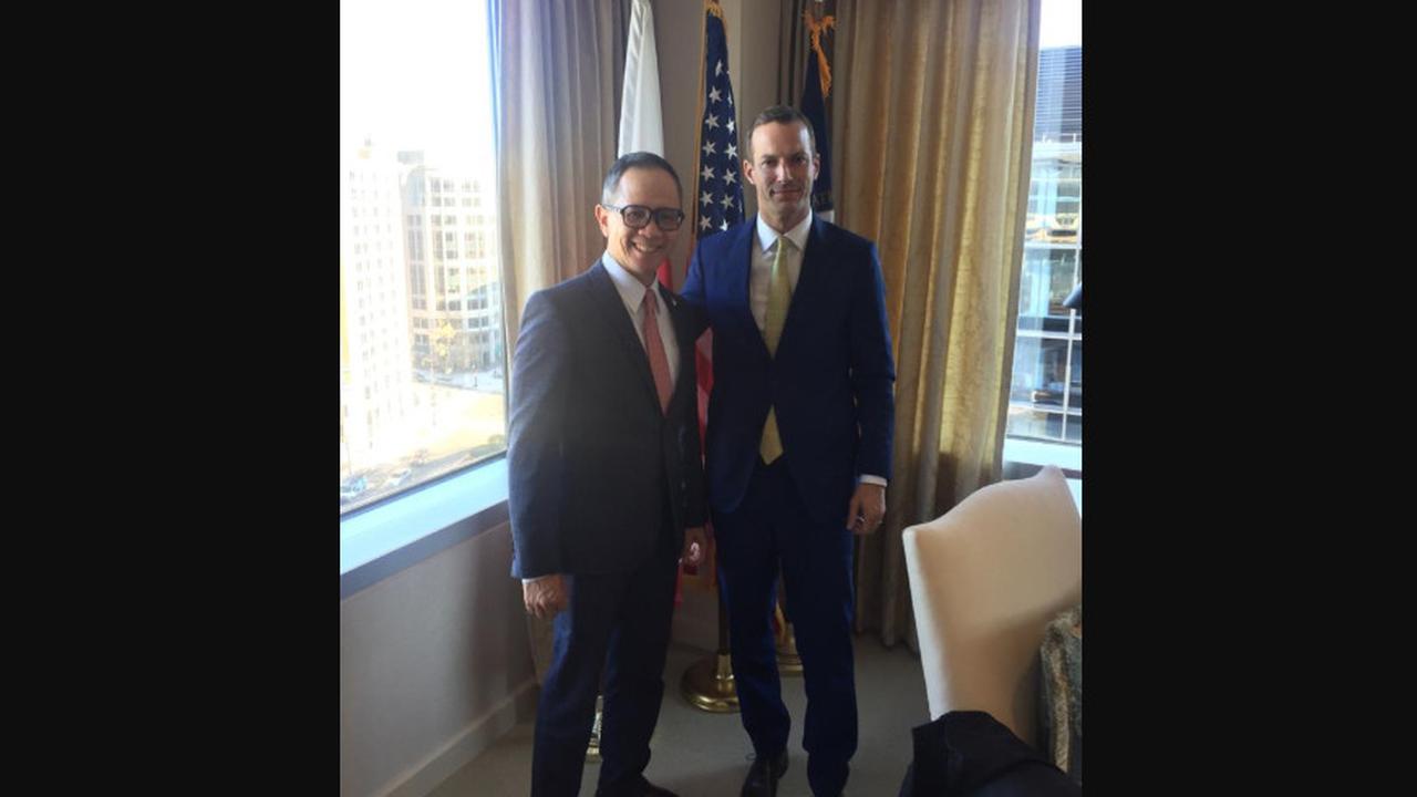 CEO DFC Adam Boehler bersama Dubes AS untuk Indonesia Mahendra Siregar.