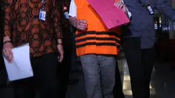 Gubernur Aceh, Irwandi Yusuf berjalan keluar mengenakan rompi oranye seusai pemeriksaan di gedung KPK, Jakarta, Kamis (5/7). KPK resmi menahan Irwandi Yusuf setelah ditetapkan sebagai tersangka kasus suap ijon proyek di Aceh. (Merdeka.com/Dwi Narwoko)