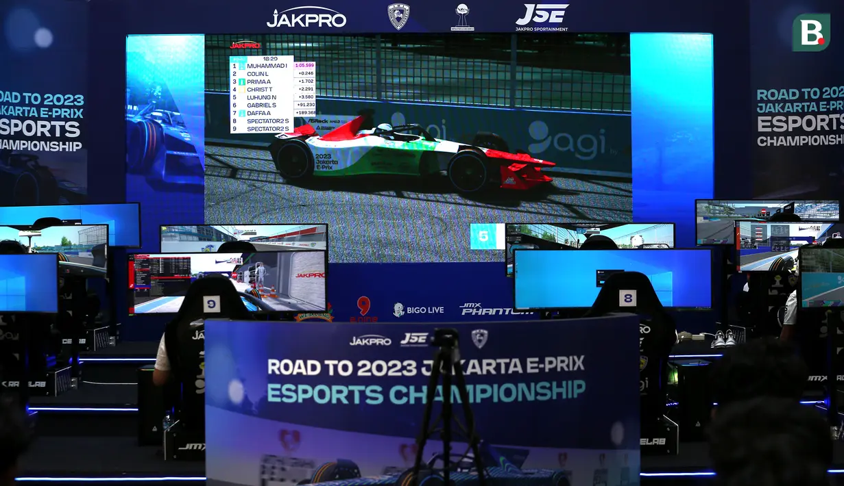 Sejumlah pebalap simulator berkompetisi saat Jakarta E-Prix ESports Championship 2023 yang berlangsung di Mal Artha Gading, Kelapa Gading, Jakarta Utara, Sabtu (20/05/2023).  40 pebalap simulator berpartisipasi untuk memperebutkan kejuaraan merupakan rangkaian dari Road to Jakarta E-Prix 2023. (Bola.com/Bagaskara Lazuardi)