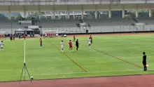 Luke Vickery (putih) dan Mathew Baker (merah) ikut serta dalam sesi internal game Timnas Indonesia di Stadion Madya GBK, Jakarta, Sabtu (30/5/2026). (Bola.com/Hery Kurniawan)
