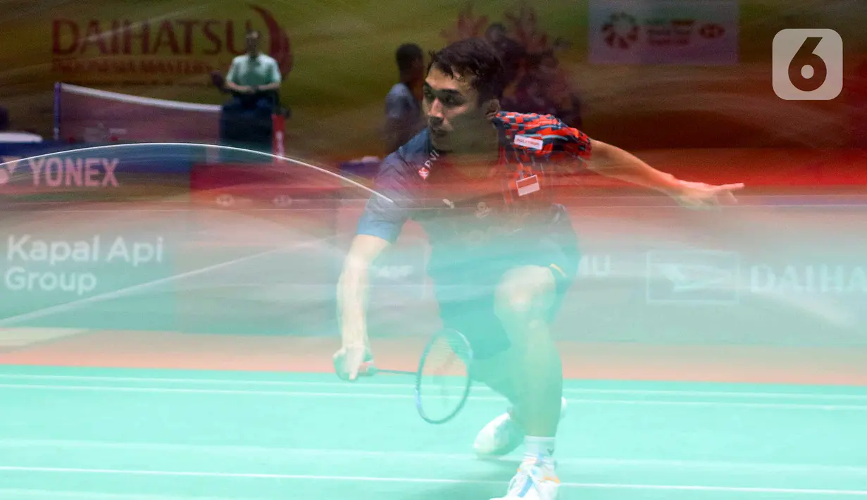 Pebulu tangkis tunggal putra Indonesia, Jonatan Christie berusaha mengembalikan kok ke Lin Chun-yi (Chinese Taipei) pada babak 16 besar Indonesia Masters 2025 di Istora Gelora Bung Karno, Senayan, Jakarta, Kamis (23/1/2025). (Liputan6.com/Herman Zakharia)