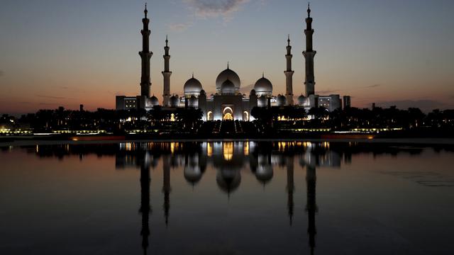 Menikmati Keindahan Masjid Agung Sheikh Zayed Saat Matahari Terbenam