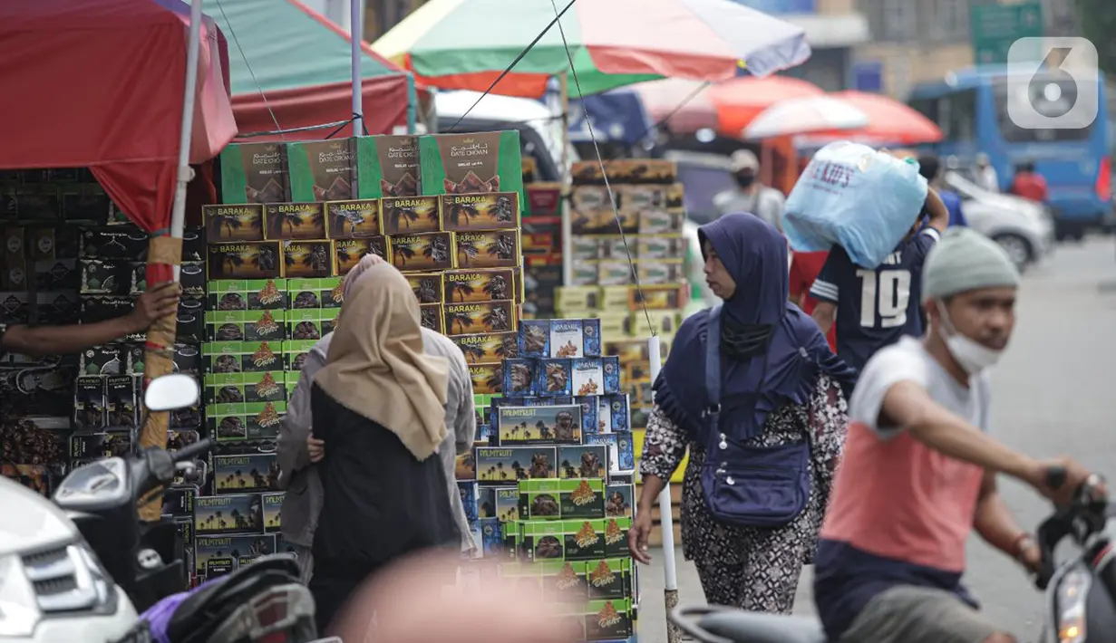 Seorang pembeli memilih Kurma di kawasan Tanah Abang, Selasa (13/4/2021). Kurma merupakan salah satu makanan pilihan ummat muslimpada bulan Ramadhan untuk berbuka puasa. (Liputan6.com/Faizal Fanani)