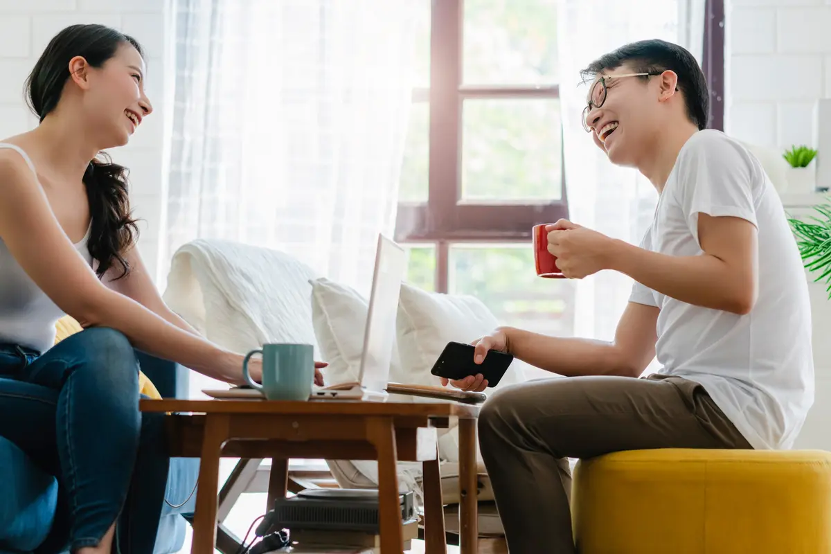perempuan dan pasangan 10 juli tawa bahagia