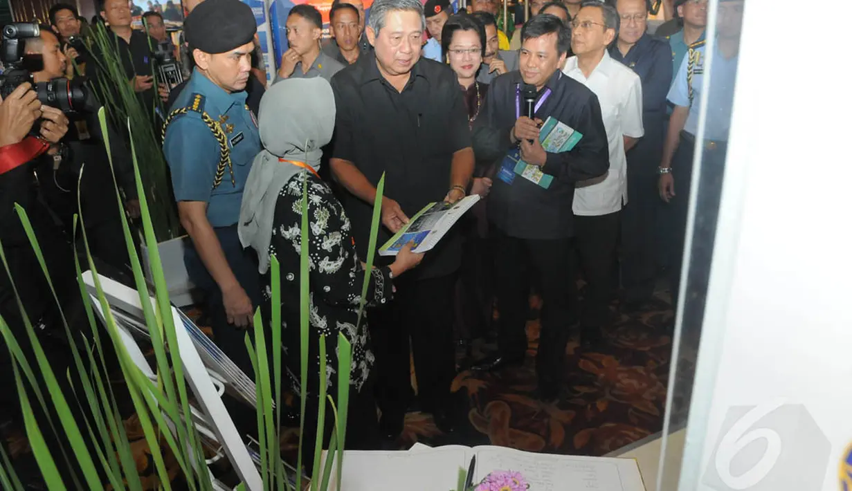 Presiden SBY menerima katalog dan penjelasan dari salah satu peserta pameran saat mengunjungi stand-stand yang ada di Bidakara, Jakarta (Liputan6.com/Herman Zakharia)