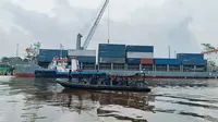 Personel Direktorat Polisi Air Polda Riau mengawal kapal pengangkut surat suara Pemilu 2024 yang memasuki pelabuhan. (Liputan6.com/M Syukur)