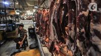 Pedagang daging sapi menunggu pembeli di Pasar Senen, Jakarta Pusat, Selasa (31/5/2022). Maraknya kasus penyakit mulut dan kuku (PMK) pada hewan ternak seperti sapi dan kambing sejak beberapa waktu lalu, serta ditambah masih tingginya harga berimbas pada merosotnya penjualan daging di Pasar Senen hingga 50 persen. (merdeka.com/Iqbal S. Nugroho)