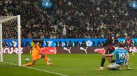 Momen Rasmus Hojlund mencetak gol di laga Napoli vs AC Milan di semifinal Supercoppa Italiana di Al-Awwal Park, Riyadh, Arab Saudi, Jumat (19/12/2025). (AP Photo/Altaf Qadri)