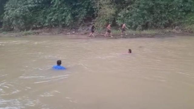 Sejumlah warga dan petugas gabungan melakukan pencarian terhadap anak yang hanyut di Kali Ciliwung, Kota Depok. (Istimewa)