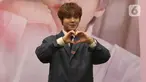 Penyanyi idola K-pop, Park Jihoon berpose untuk awak media sebelum memulai konsernya di ICE BSD Hall 5, BSD, Tangerang Selatan, Sabtu (15/2/2020). Mantan anggota Wanna One itu menggelar acara jumpa penggemar sekaligus konser bertajuk “Park Jihoon FanCon Asia Tour”. (Liputan6.com/Angga Yuniar)
