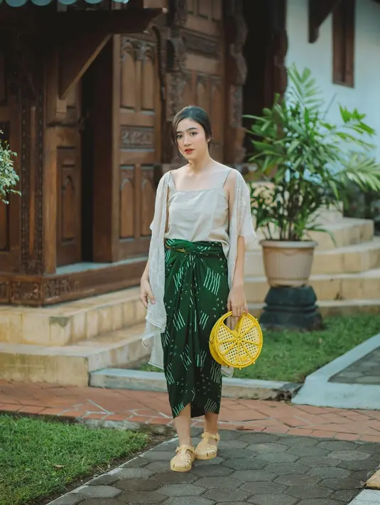 Tank top dipadukan long outer dan kain lilit untuk kondangan hingga liburan.  [Instagram/febbyrastanty]