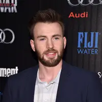Chris Evans sempat mengajak Jenny Slates untuk makan malam bersama pihak keluarga Chris, yakni Scott Evans kakak kandung Chris. (AFP/Bintang.com)