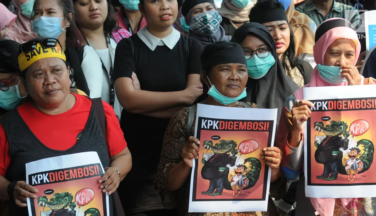 Koalisi dari berbagai masyarakat sipil antikorupsi dan wadah pegawai KPK melakukan aksi di Gedung KPK, Jumat (30/8/2019). Mereka mendesak panitia seleksi calon pimpinan (Capim) KPK memilih yang bersih dan berintegritas tidak bermasalah. (merdeka.com/Dwi Narwoko)