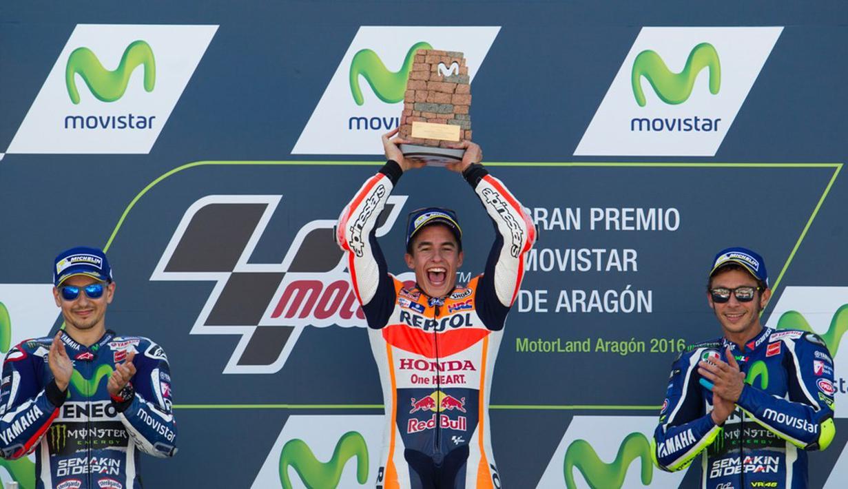 Pebalap Repsol Honda, Marc Marquez, berpose dengan trofi juara MotoGP Aragon di Sirkuit Aragon, Spanyol, Minggu (25/9/2016). (AFP/Jaime Reina)