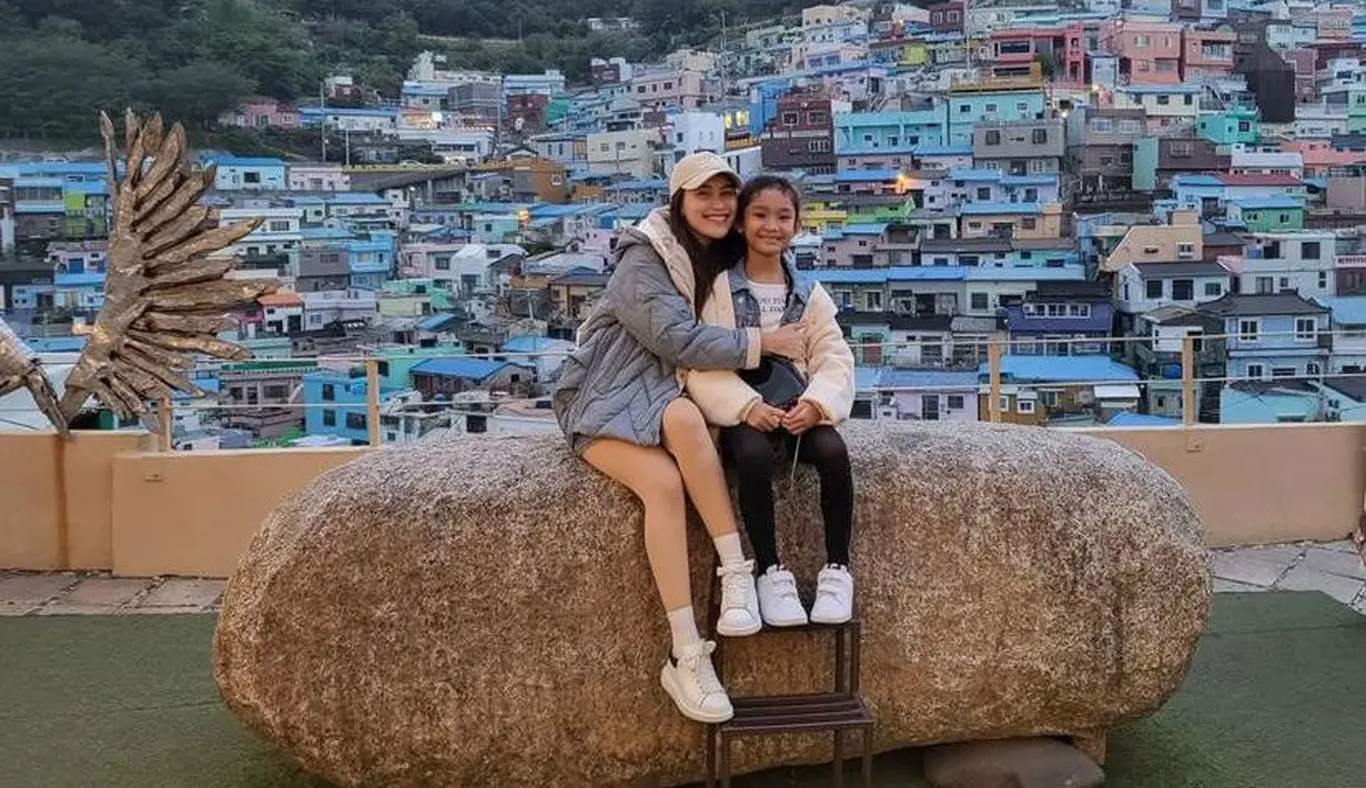 Berpose di Busan Gamcheon Culture Village, Ayu Ting Ting tampak kece dengan padanan puffer jacket, sneakers, dan topi.  [Foto: IG/ayutingting92].