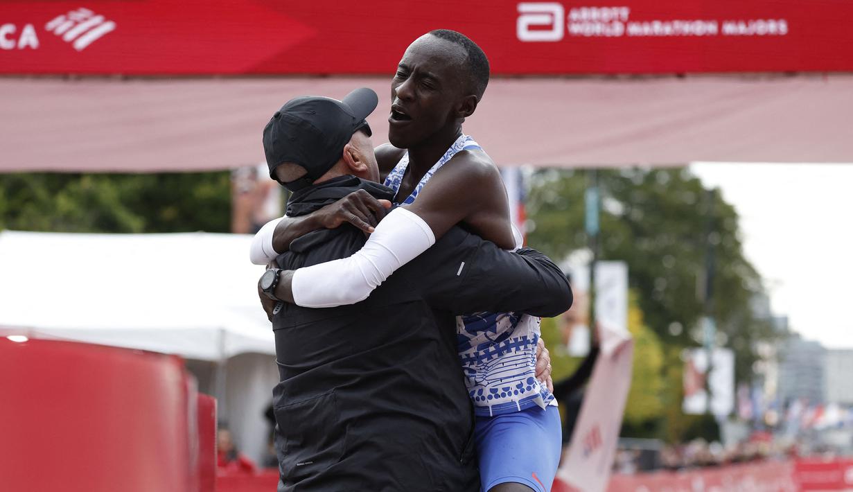 Pelari Kenya, Kelvin Kiptum merayakan kemenangan saat Chicago Marathon 2023 di Chicago, Illinois, Amerika Serikat, 8 Oktober 2023. (AFP/Kamil Krzaczynski)