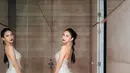 Lengkapi tampilan ratu disko, Azizah kenakan anting gantung dengan open toe wedges silver dan mini bag [@azizahsalsha_]