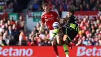 Savinho (kanan) mendapatkan terjangan dari Elliot Anderson dalam laga antara Nottingham Forest Vs Manchester City, Sabtu (8/3/2025) malam. (AFP/Darren Staples)
